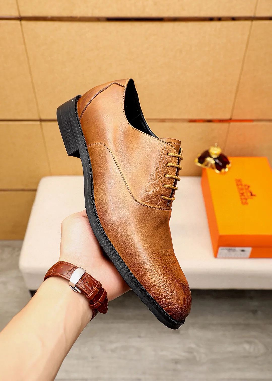 Men's shoes 💰460 💐 Product trademark: HERMES "Hermès" business leather shoes Regular size: 38-44 (45🉑️customized) Product materials: Selected imported first-layer calfskin upper, imported water-dyed 🐂 cowhide lining. Strong three-dimensional visual effect, non-slip and wear-resistant combination outsole Color: 2⃣️colors available
